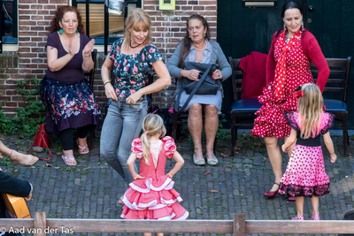 838388 Afbeelding van een Flamenco Dansworkshop voor kinderen in de binnenstad van Utrecht, tijdens de Culturele Zondag ...